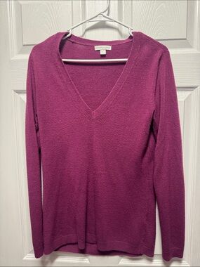 New York & Company V-Neck Sweater in Magenta